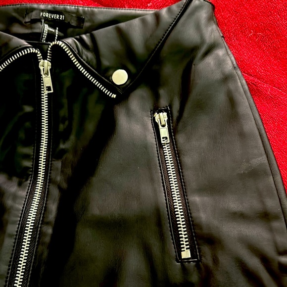 Leather-like zipper front skirt - Picture 3 of 3